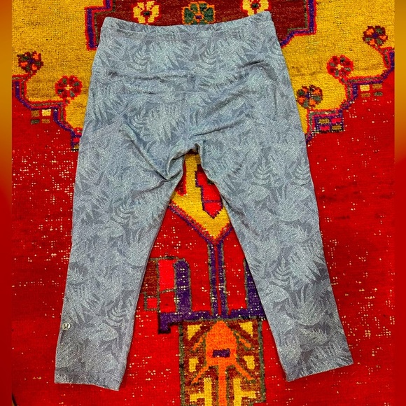 LULULEMON cropped pattern leggings sz 6 - Picture 4 of 11